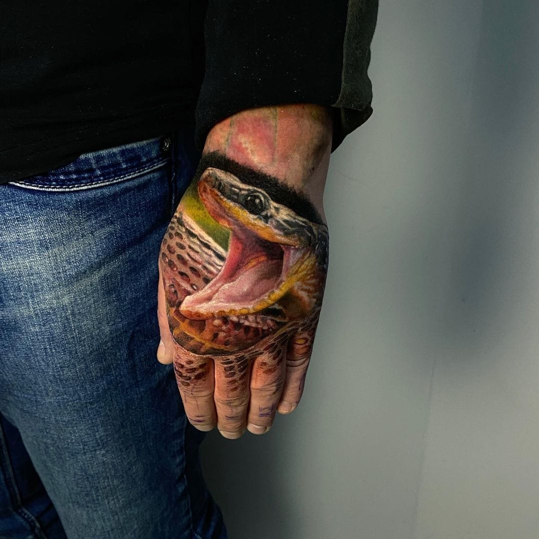 Польский тату-мастер работает в стиле портретного реализма
