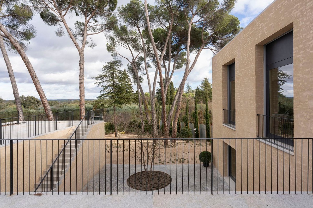 Минималистичная кирпичная резиденция для семьи в Испании