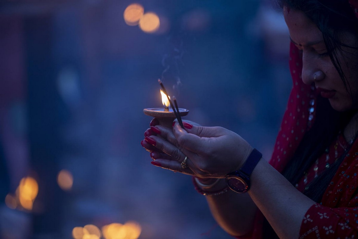 Праздник Маха Шиваратри в Непале на снимках Шиваратри, Праздник, честь, марихуану, которой, храмах, площадях, прославляют, священные, гимны, Богаразрушителя, молятся, курят, Индуистские, посыпают, бессонная, своих, пеплом, Утром, совершаются