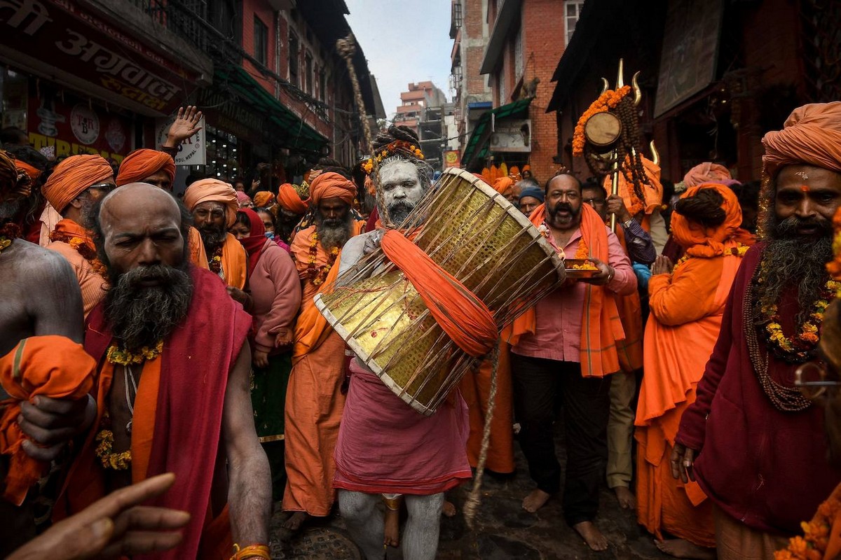 Праздник Маха Шиваратри в Непале на снимках Шиваратри, Праздник, честь, марихуану, которой, храмах, площадях, прославляют, священные, гимны, Богаразрушителя, молятся, курят, Индуистские, посыпают, бессонная, своих, пеплом, Утром, совершаются