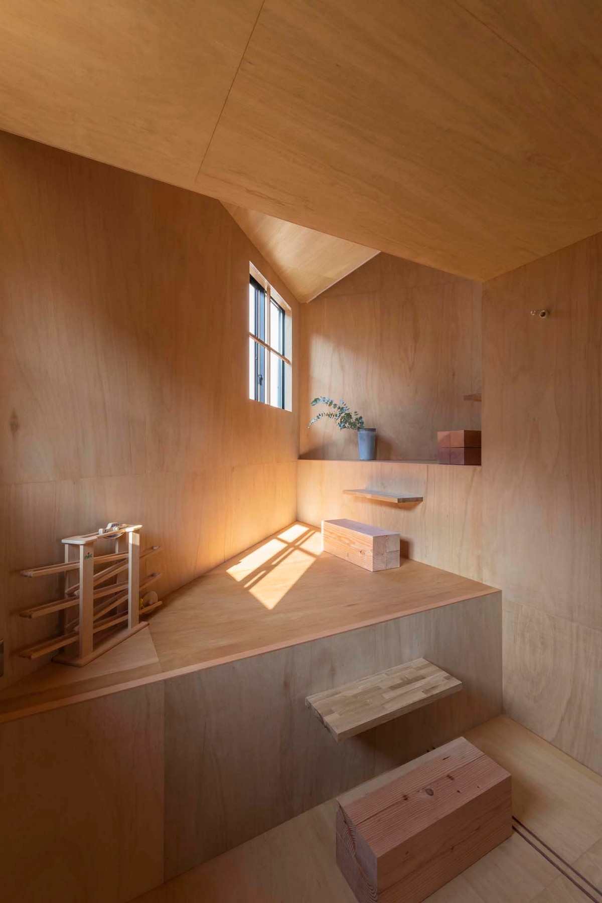 Небольшой дом с разными уровнями в Японии чтобы, использовать, разных, которые, этажей, внутри, между, создать, композицию, дизайн, соответствии, архитекторы, Такацуки, впервые, уровни, этого, встретиться, пространства, небольшого, жизнь