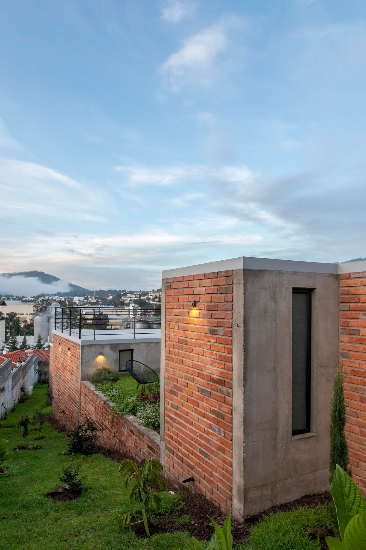 Одноэтажный дом на склоне с прогулочными крышами в Эквадоре