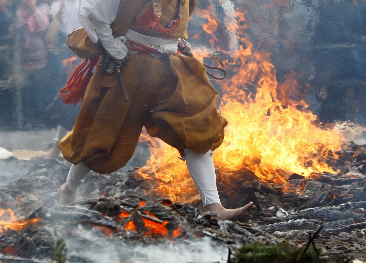 Фестиваль хождения по огню в Японии