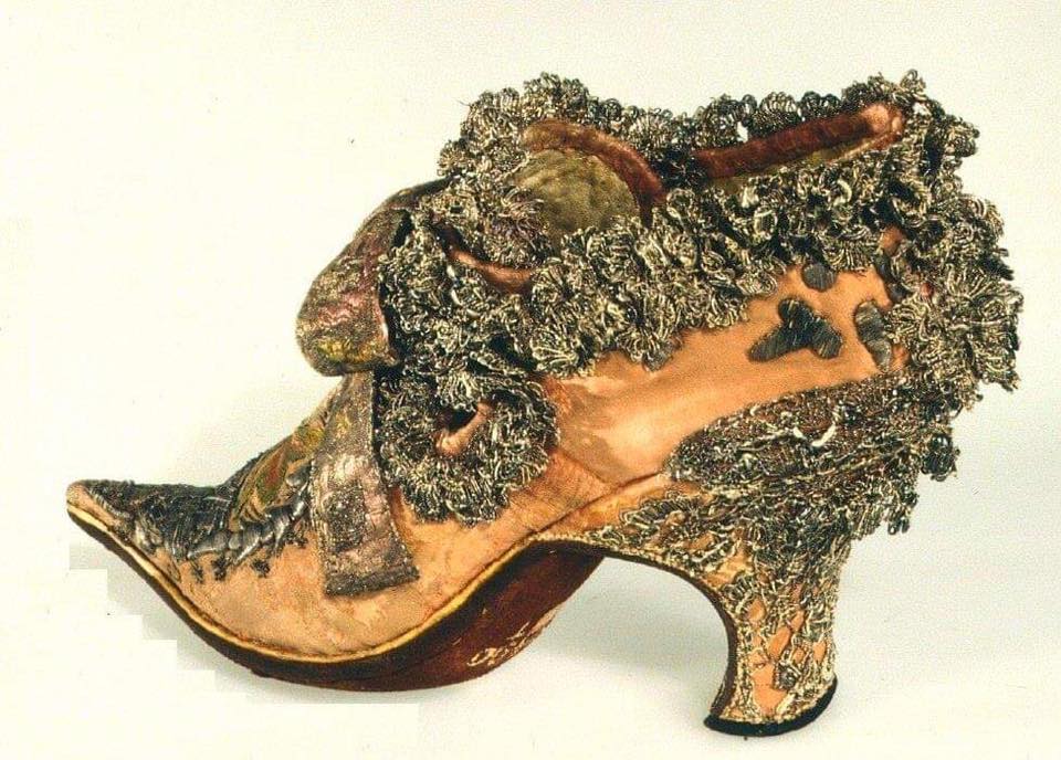 Примеры странных и интересных пар обуви из прошлого