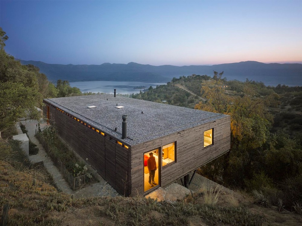 Простой дом для отдыха на склоне в Чили