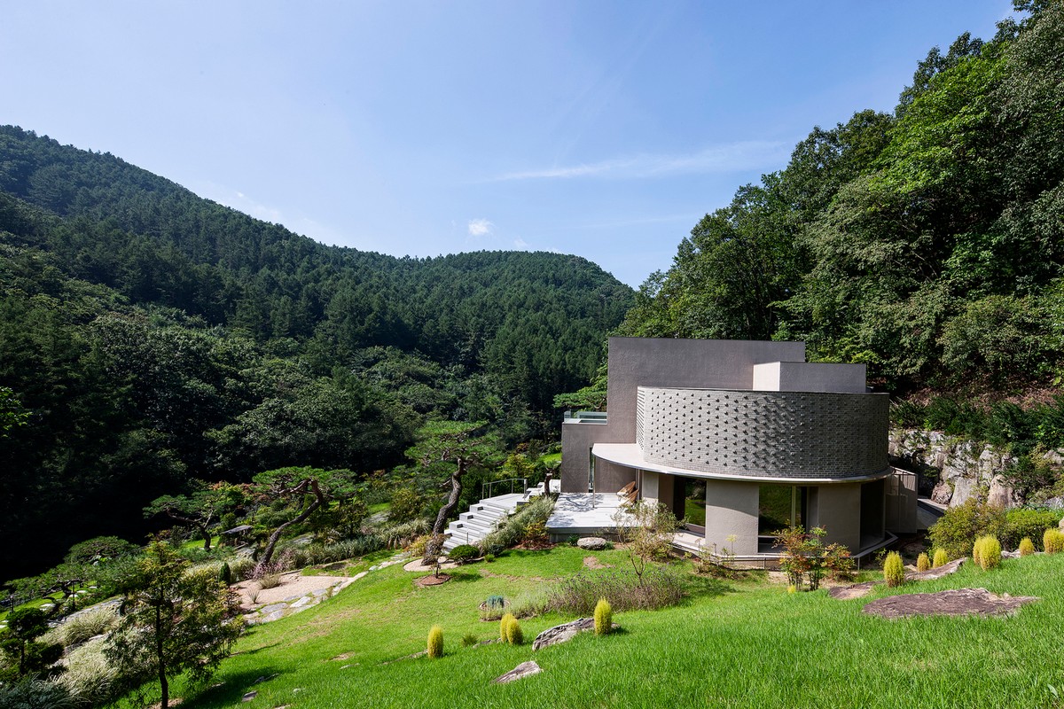 Стильный загородный дом на холме в Южной Корее