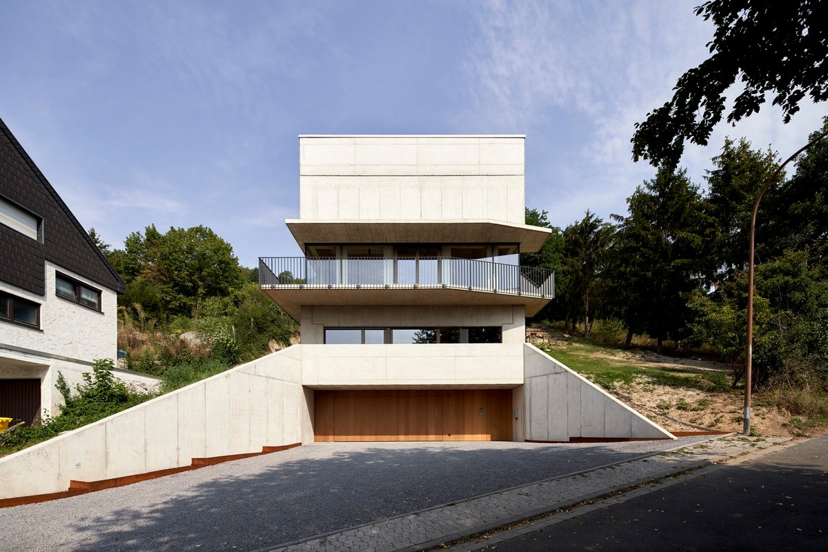 Современный семейный дом из бетона в Германии