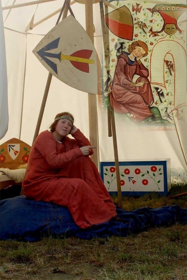 Весельчаки воссоздают странные сцены со средневековых рисунков
