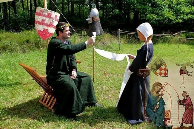 Весельчаки воссоздают странные сцены со средневековых рисунков