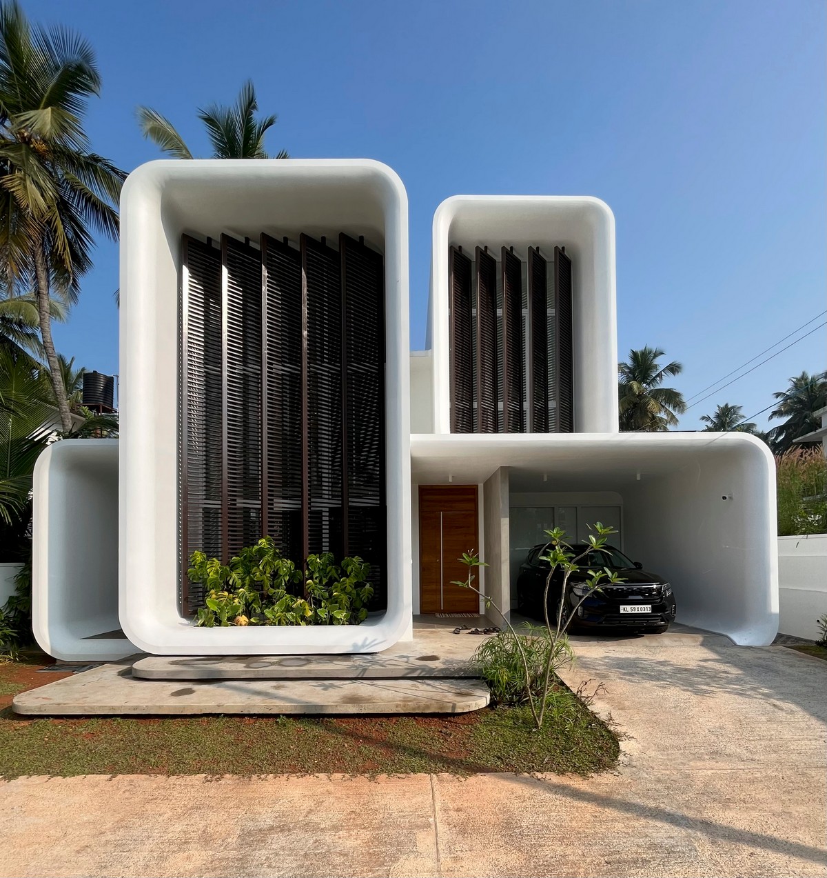 Семейный дом со смелым геометрическим фасадом в Индии