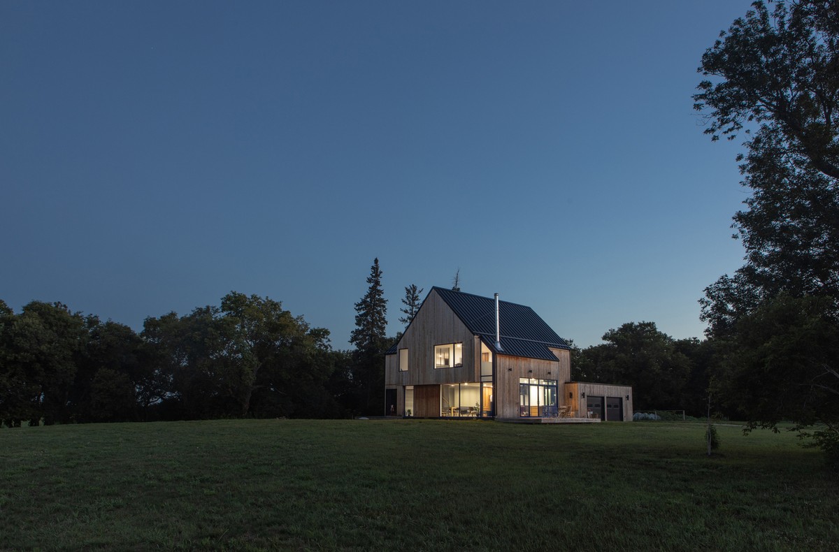 Двухэтажный дом на возвышенном участке в Канаде