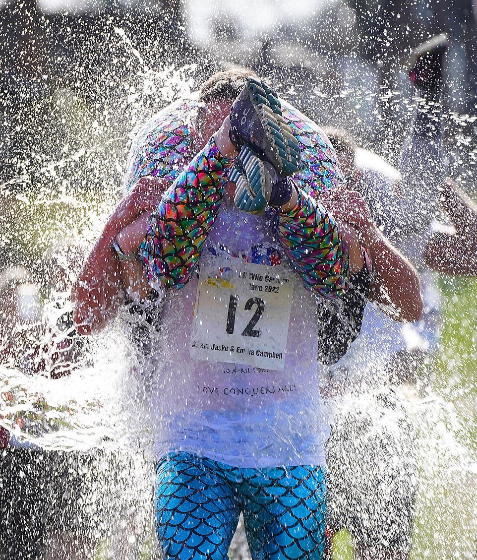 Ежегодные соревнования по переноске жен Wife Carrying Race в Суррее