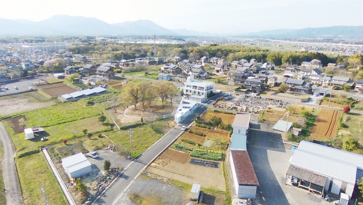 Сельский дом-зигзаг с двориками в Японии