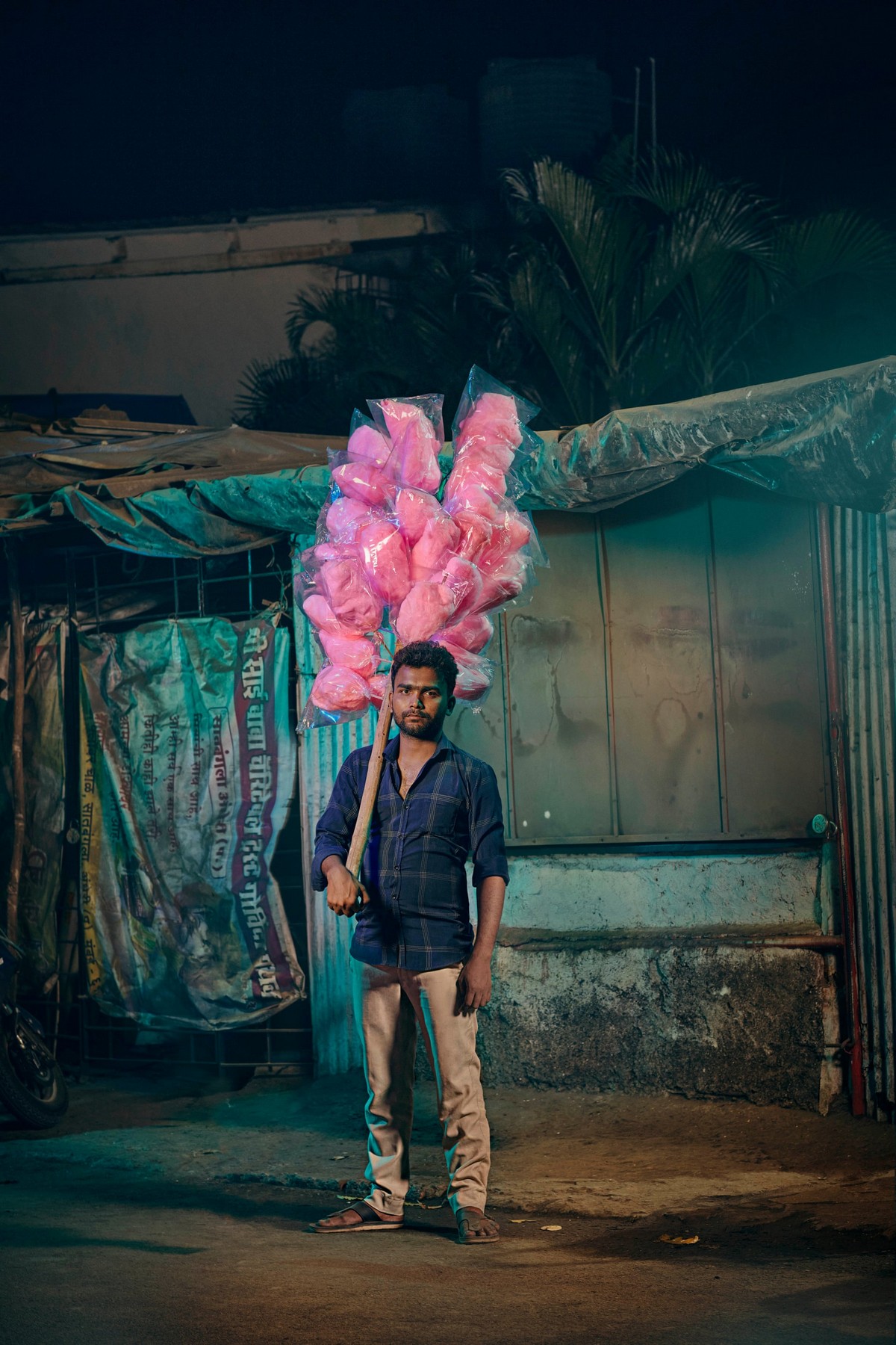 Продавцы сахарной ваты в Мумбаи на снимках
