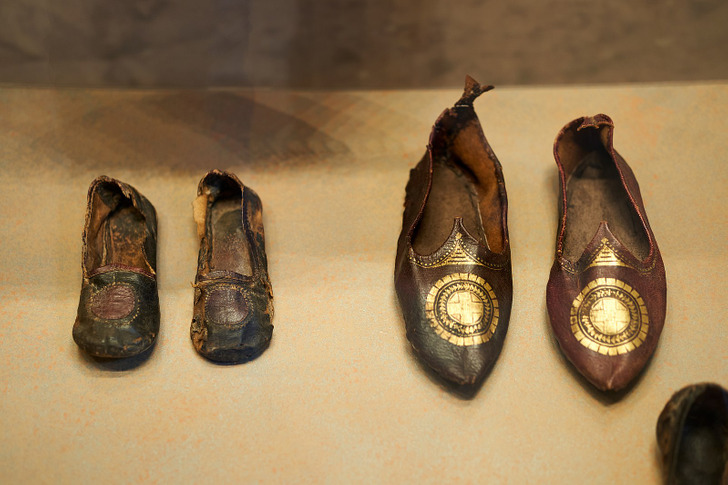 Крайне необычная и странная обувь из прошлого