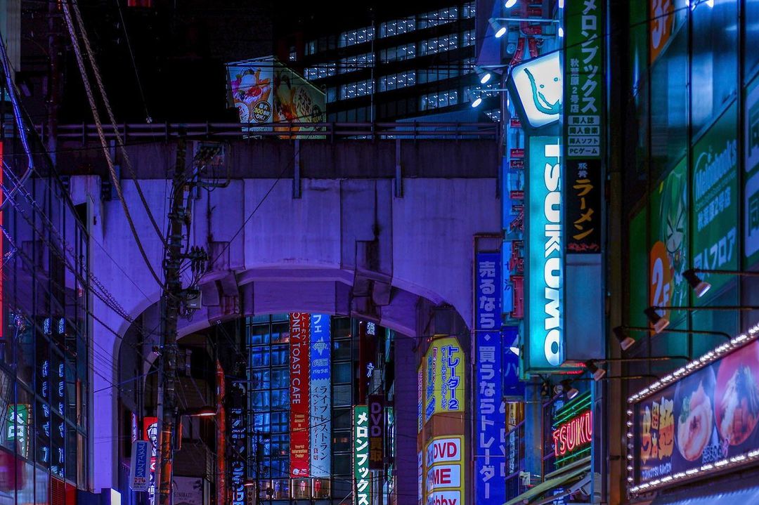 Улицы японских городов из путешествий Маттео Карелла