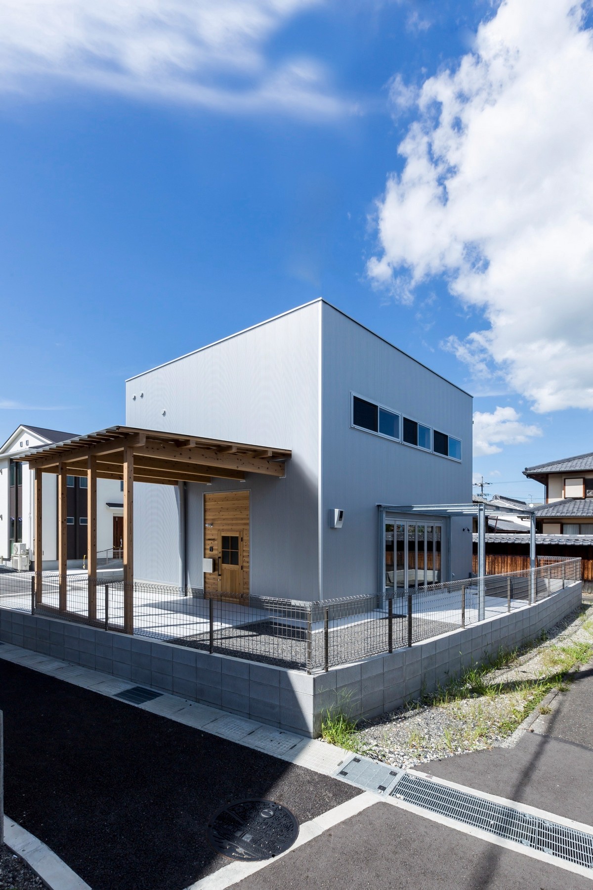 Минималистский дом кубической формы в Японии