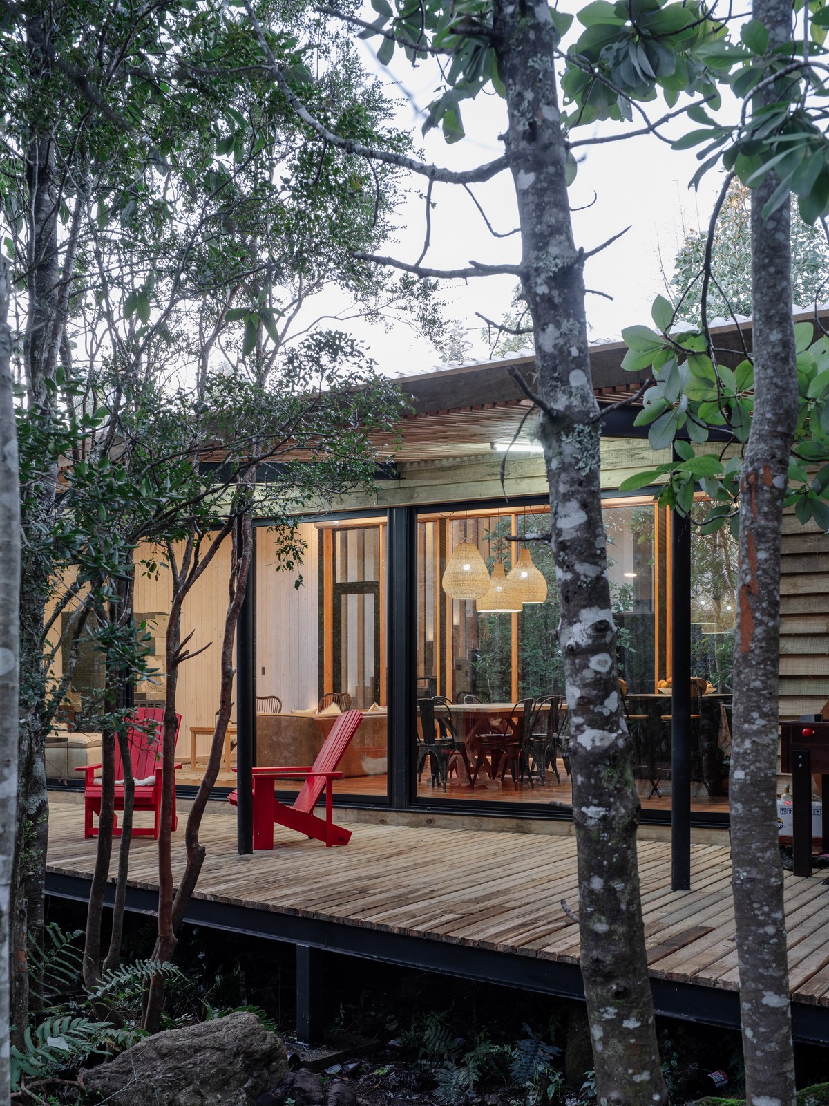 Дом с деревенской эстетикой вокруг внутреннего двора в Чили