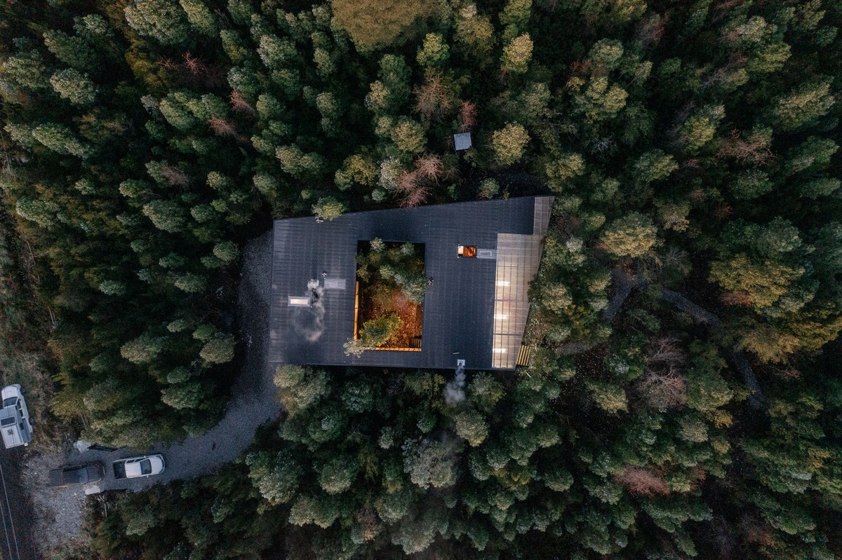 Дом с деревенской эстетикой вокруг внутреннего двора в Чили