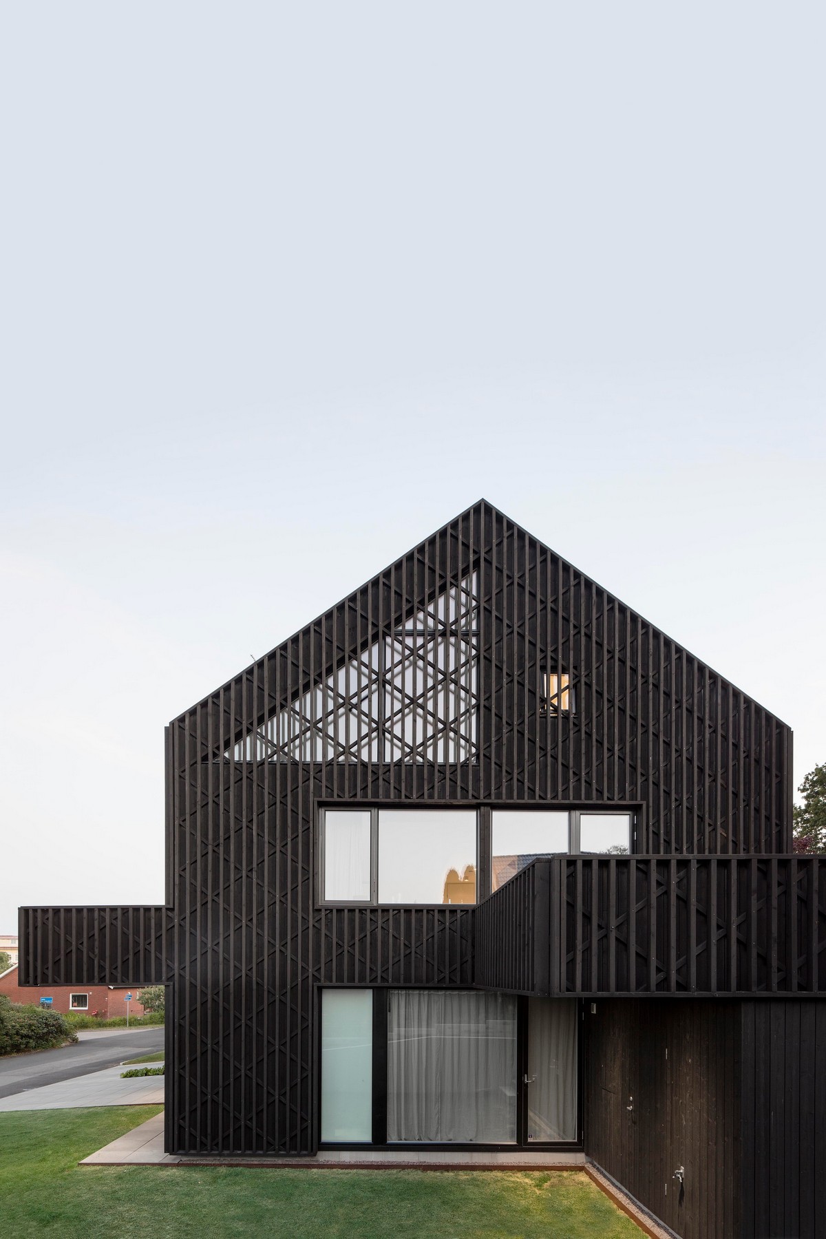 Деревянный дом с решетчатым фасадом в Швеции Картинки и фото