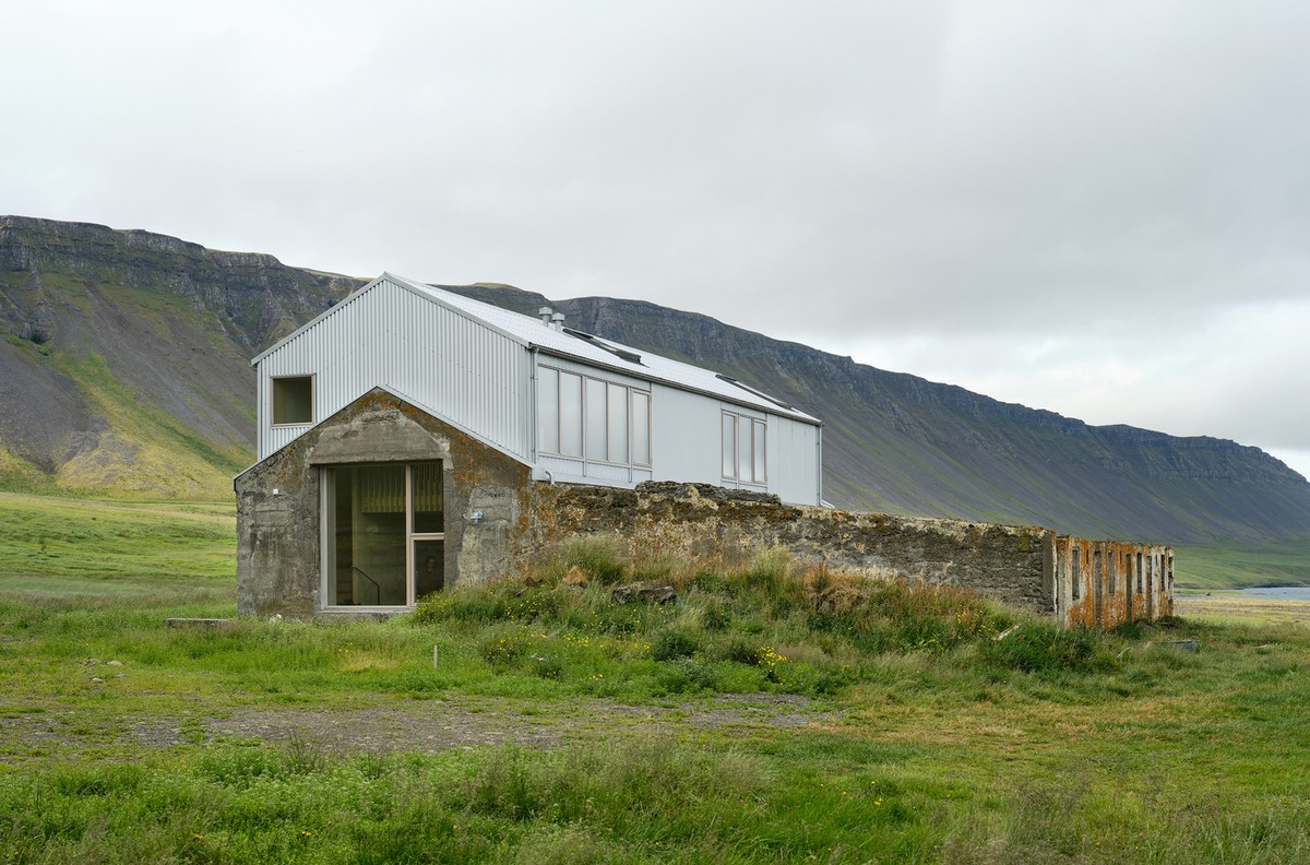 Превращение сарая в жилой дом и студию художника в Исландии