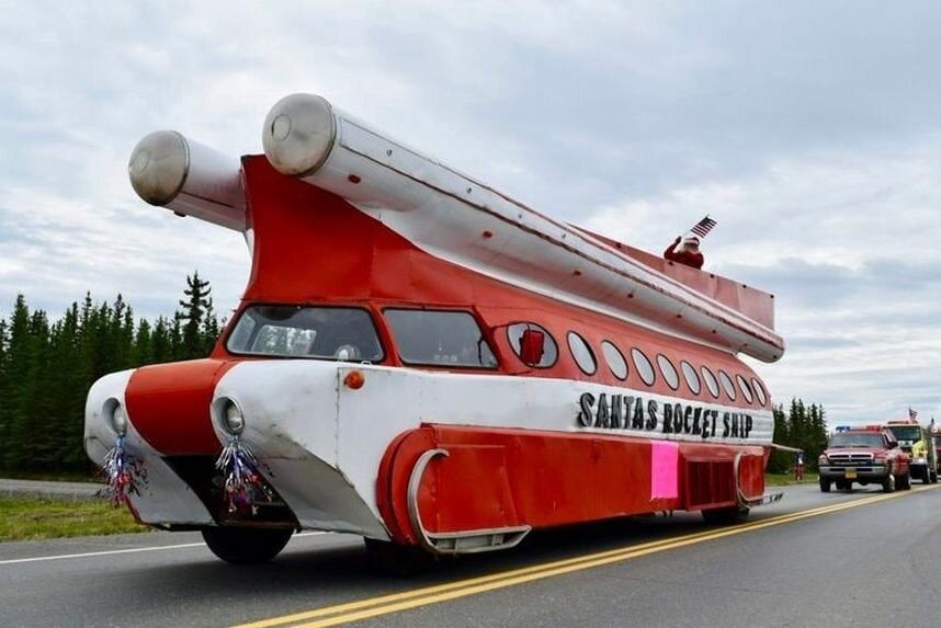 Уникальный рождественский экскурсионный автобус Santa's Rocket Ship
