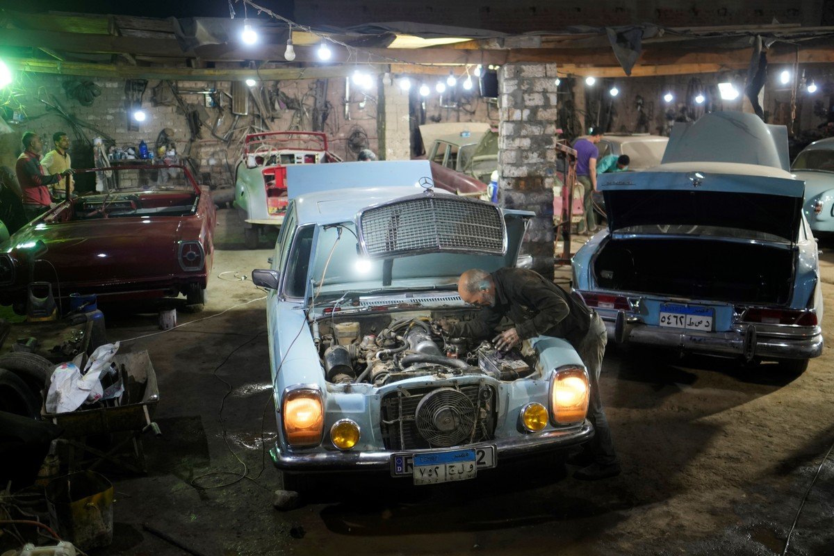 Коллекционер собирает классические автомобили в Египте