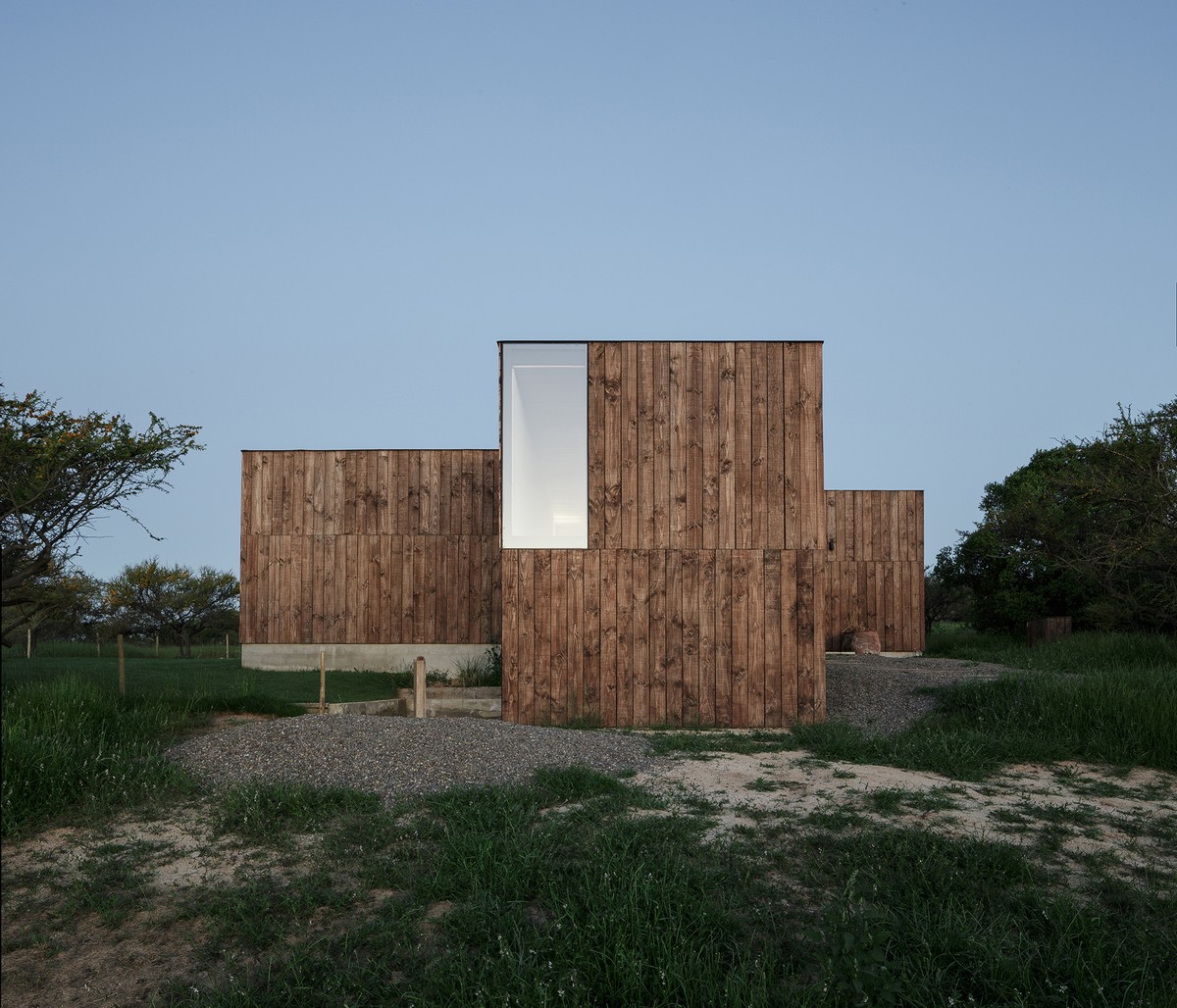 Минималистичный деревянный дом в Чили