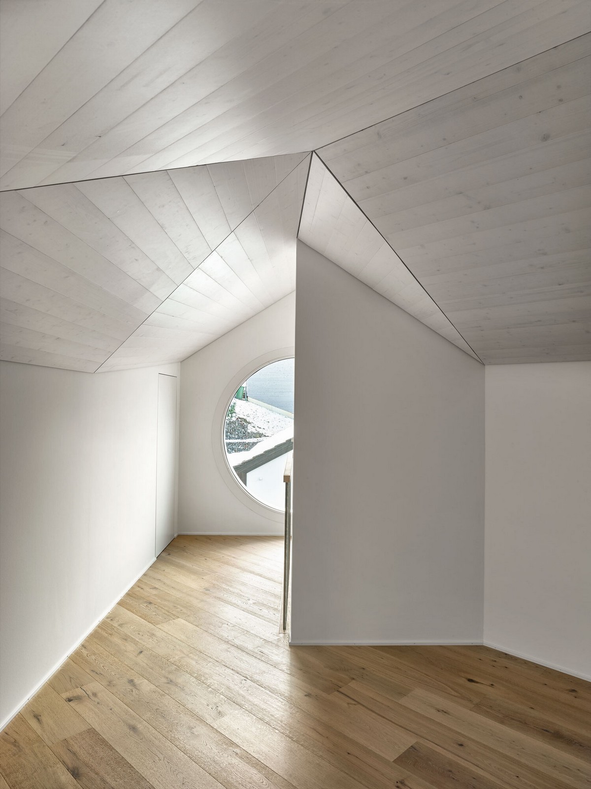Дом необычной пятиугольной формы в Швейцарии