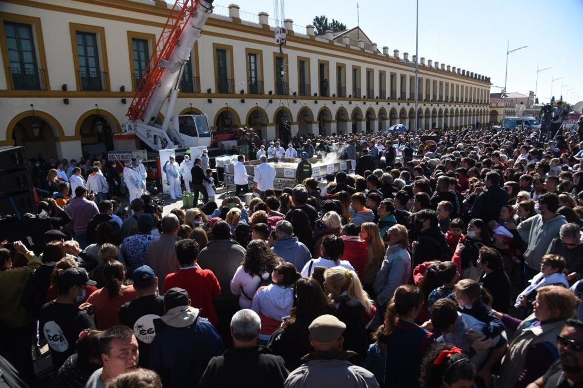 Самая большая аргентина. Самая большая оргия 500 человек. Митинг матерей в Аргентине. Неаполитанскую миланезу. День города фото.