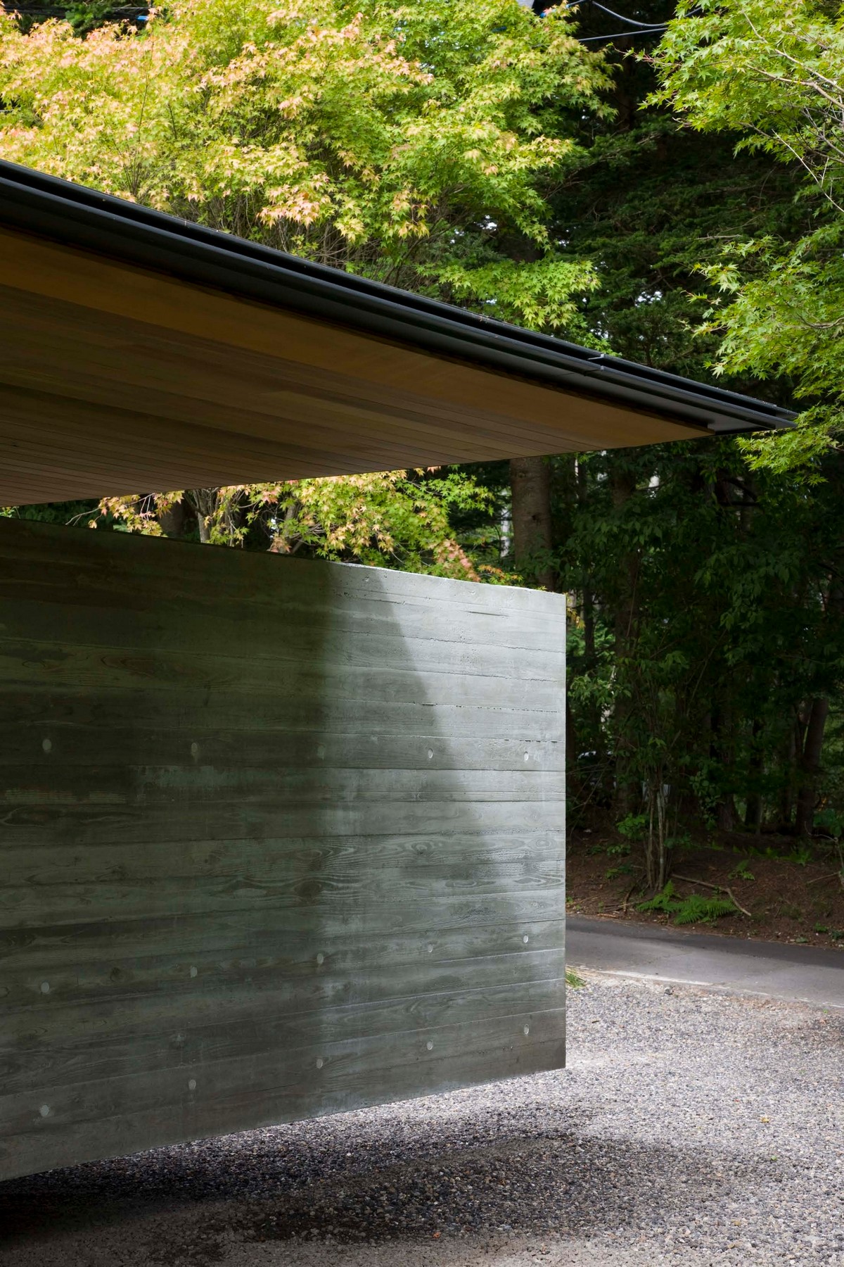 Минималистский одноэтажный дом на природе в Японии