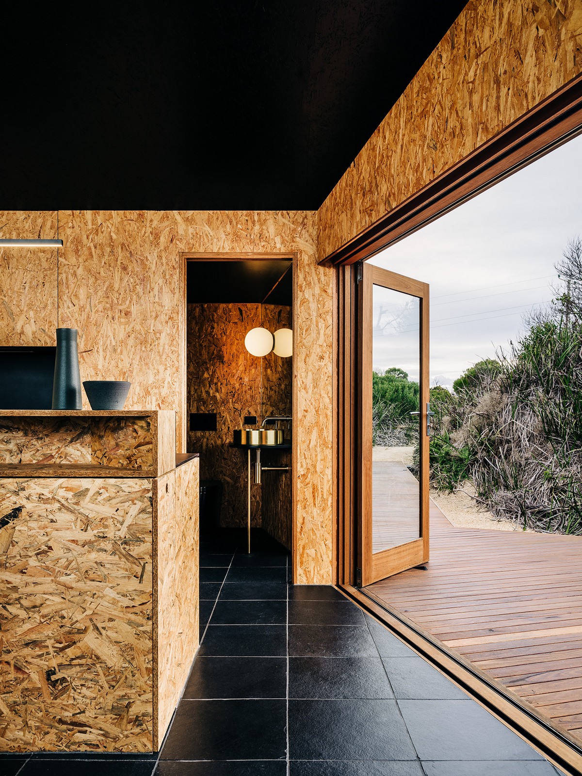 Деревянный домик среди песчаных дюн в Австралии