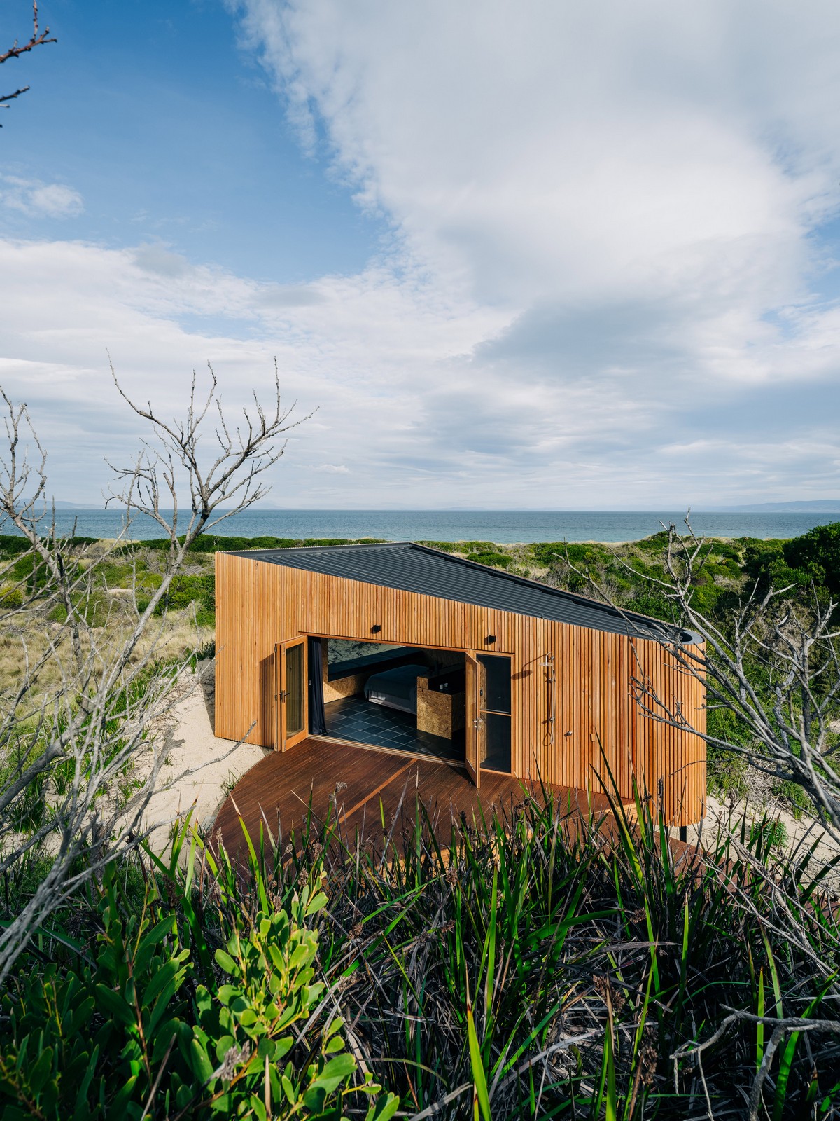 Деревянный домик среди песчаных дюн в Австралии