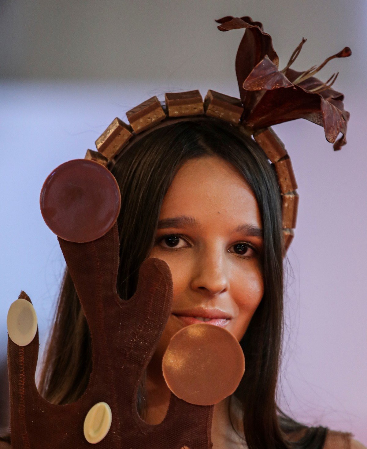 Показ платьев из шоколада на выставке Salon du Chocolat в Дубае