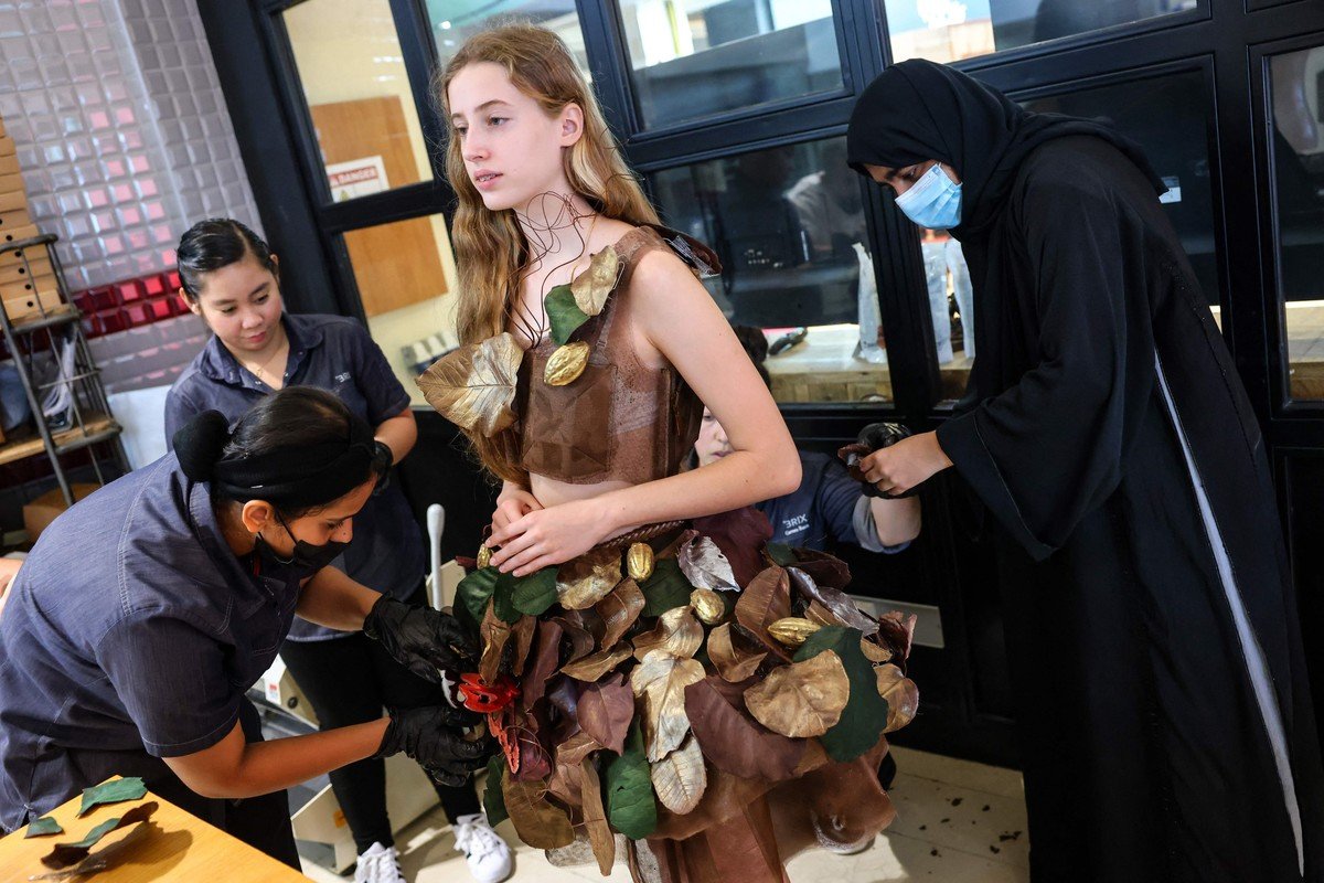 Показ платьев из шоколада на выставке Salon du Chocolat в Дубае