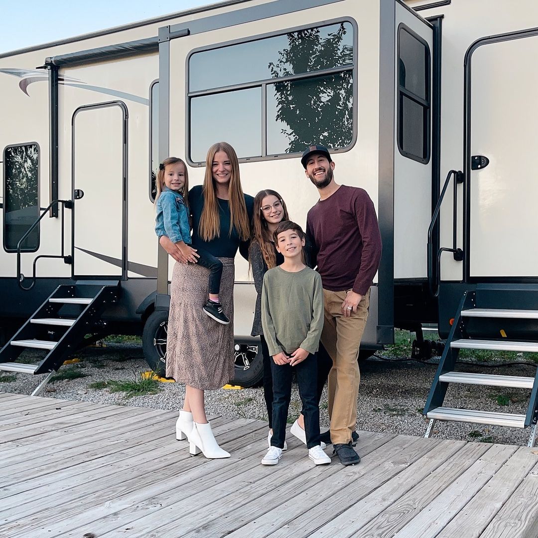 Пара с тремя детьми превратила двухэтажный RV в роскошный семейный дом