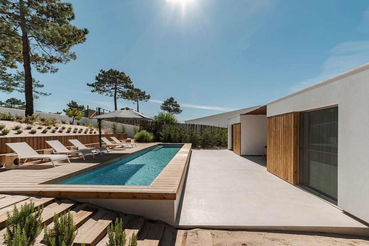 Двухэтажный семейный дом из бетона в Португалии