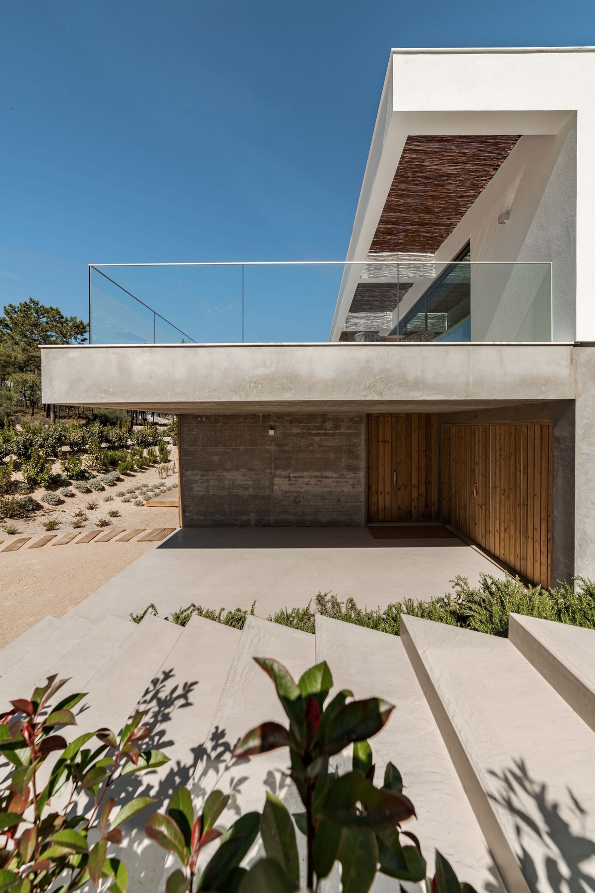 Двухэтажный семейный дом из бетона в Португалии