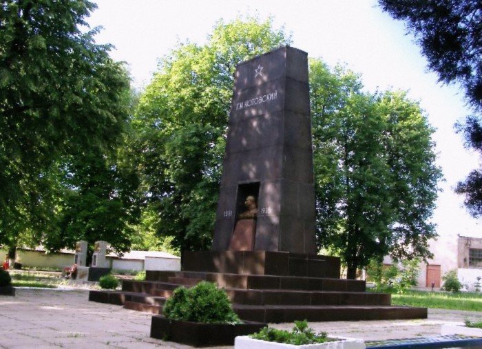 Гробницы знаменитых деятелей в странах бывшего СССР, кроме мавзолея Ленина