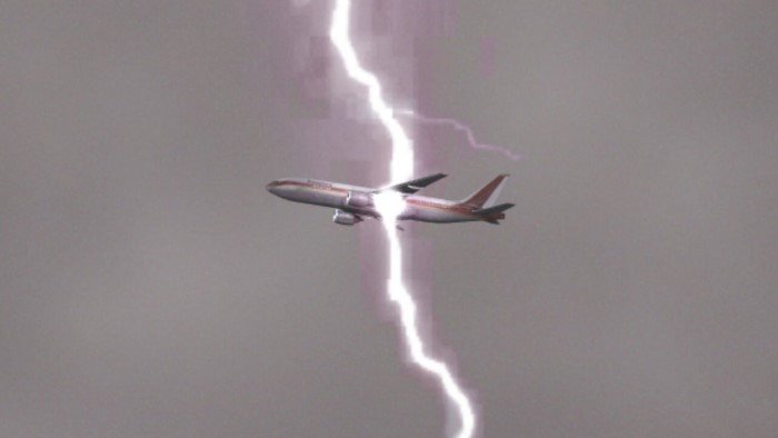 А может ли молния сбить самолёт?