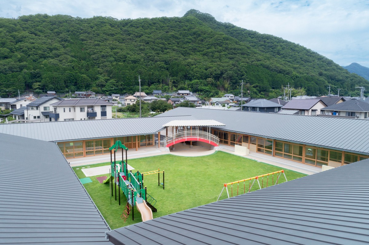 Детский сад Камигори с двором в Японии Картинки и фото