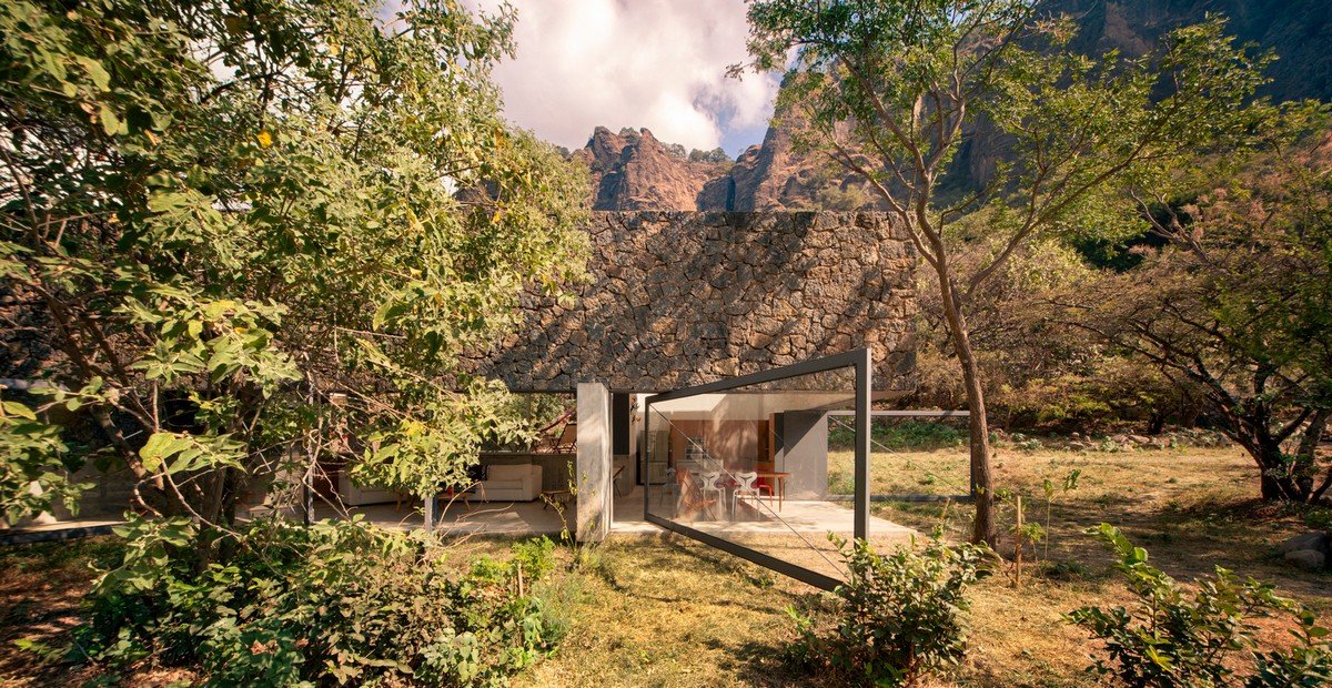 Брутальный каменный дом с двором и бассейном в Мексике Картинки и фото
