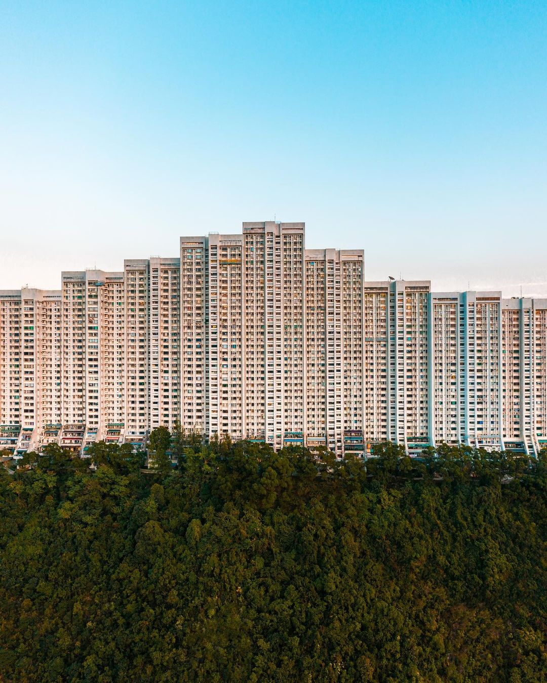 Эпические снимки бетонных джунглей от Гонконга Мэнсона Йима