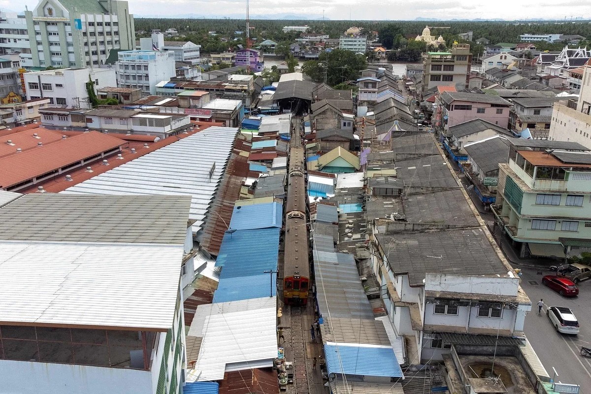 Удивительный рынок Mae Klong на железнодорожных путях в Таиланде