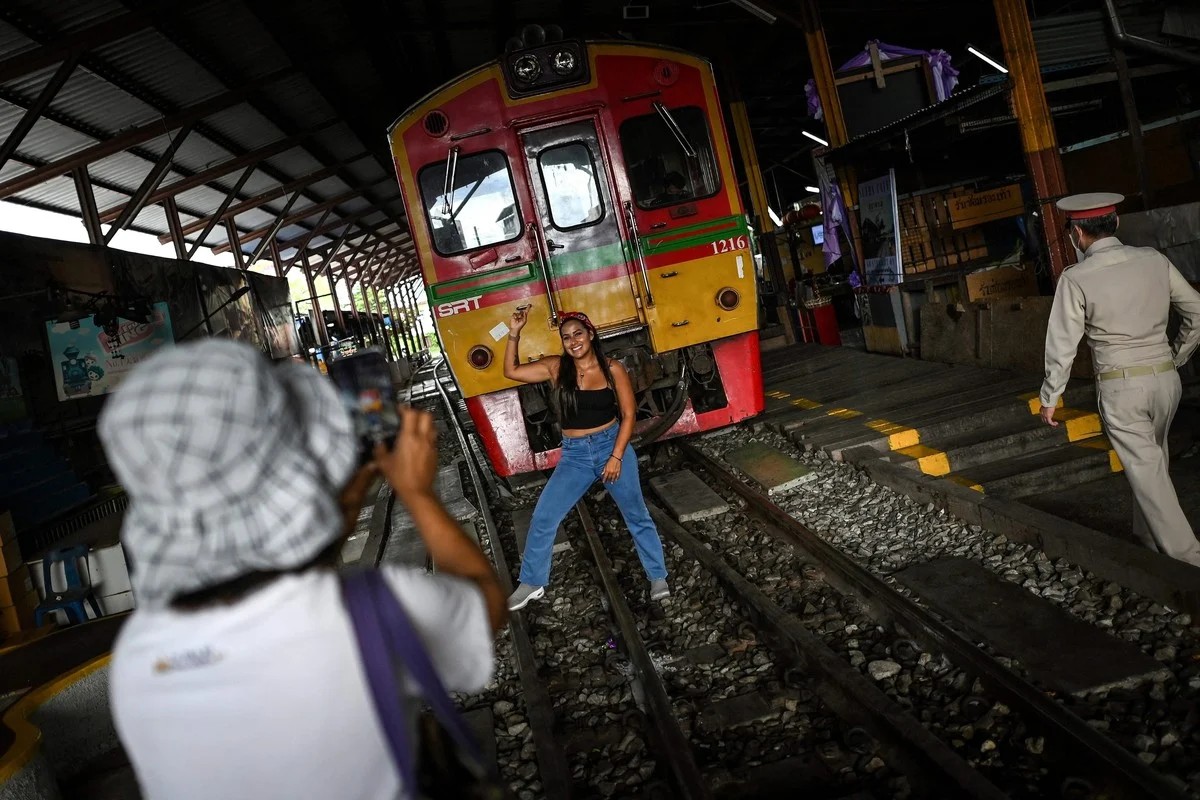 Удивительный рынок Mae Klong на железнодорожных путях в Таиланде