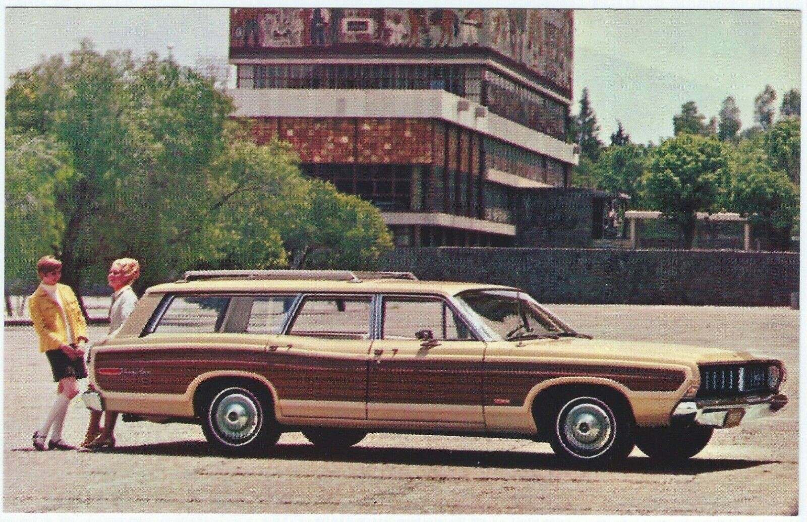 Универсал Ford Country Squire 1968 года, который вмещает десять человек