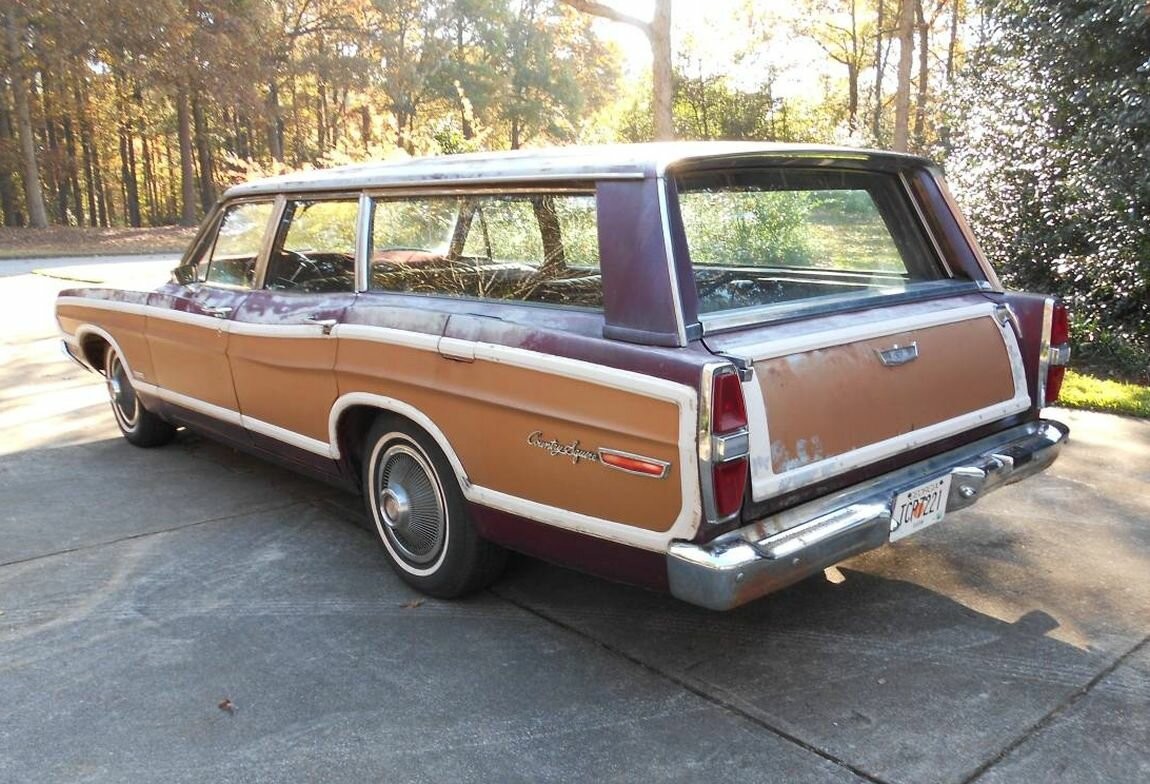 Универсал Ford Country Squire 1968 года, который вмещает десять человек