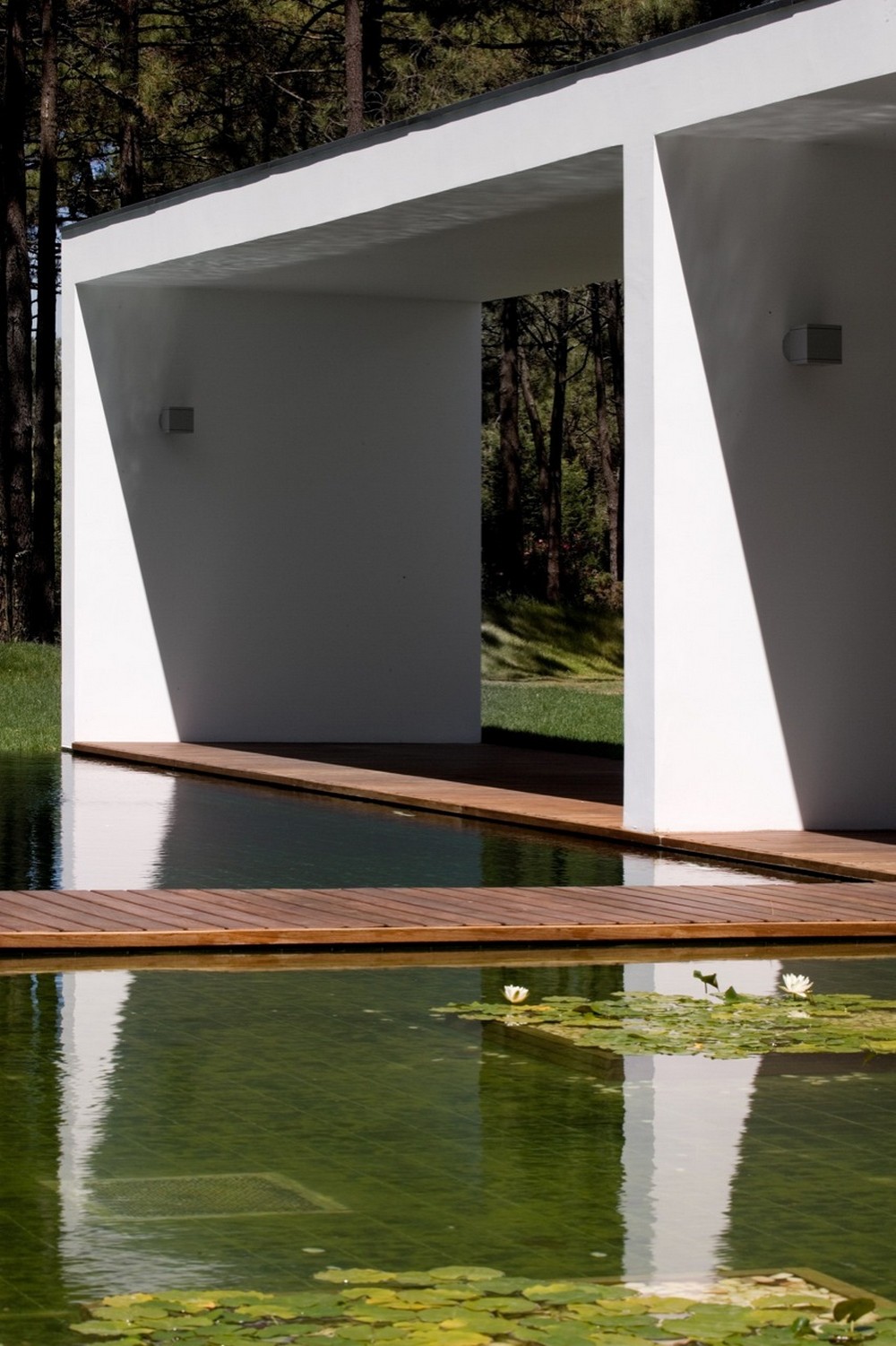 Минималистская резиденция у озера в Португалии