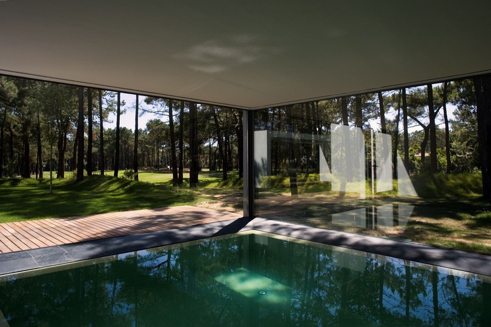 Минималистская резиденция у озера в Португалии
