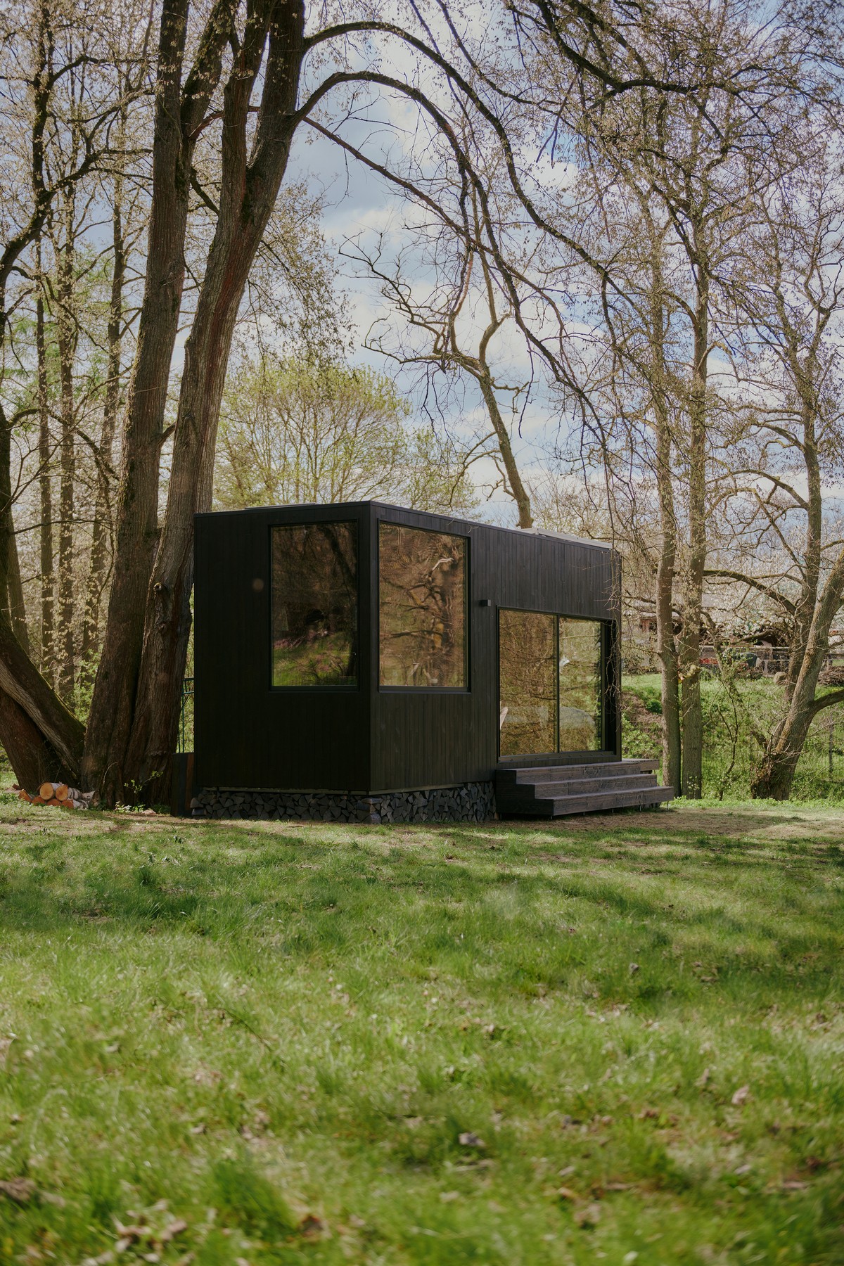 Небольшой домик для отдыха на природе в Германии Картинки и фото